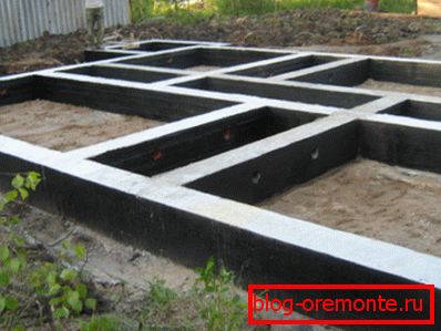 Monolithischer Streifenfuß aus Beton Monolithischer Streifenfuß aus Beton