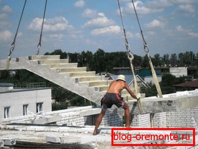 Installation einer Treppe. Das Produkt wird in Arbeitsstellung an den Aufstellungsort geliefert. Installation einer Treppe. Das Produkt wird in Arbeitsstellung an den Aufstellungsort geliefert.