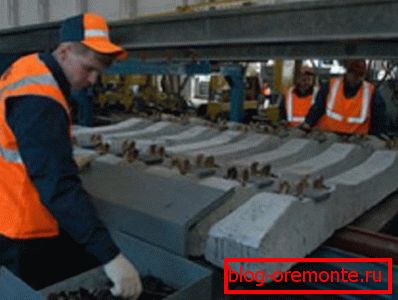 Montage von Schienen- und Betonschwellen vor dem Verlegen auf dem Damm Montage von Schienen- und Betonschwellen vor dem Verlegen auf dem Damm