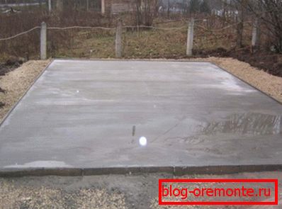 Auf dem Foto - ein Betonkissen unter dem Plattenfundament. Auf dem Foto - ein Betonkissen unter dem Plattenfundament.