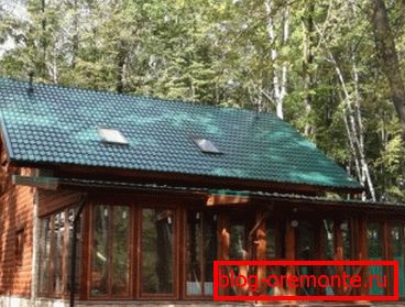 Auf dem Foto - barförmiges Haus mit verglaster Veranda Auf dem Foto - barförmiges Haus mit verglaster Veranda