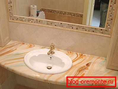 Auf dem Foto - künstlicher Marmor im Badezimmer Auf dem Foto - künstlicher Marmor im Badezimmer