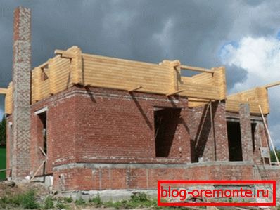 Auf dem Foto - ein kombiniertes Haus im Bau. Auf dem Foto - ein kombiniertes Haus im Bau.
