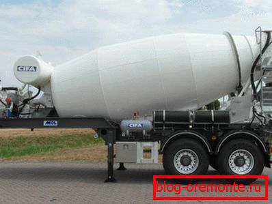Auf dem Foto - mobiler Betonmischer-Auflieger Auf dem Foto - mobiler Betonmischer-Auflieger