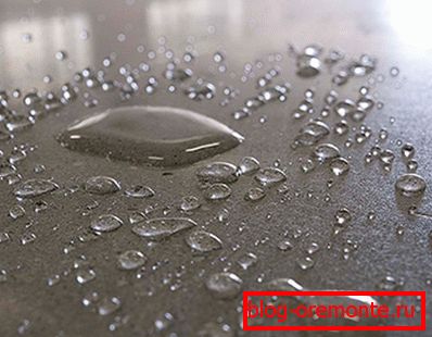 Das Foto zeigt ein Beispiel für die Hydrophobizität von Beton nach einer Sonderbehandlung. Das Foto zeigt ein Beispiel für die Hydrophobizität von Beton nach einer Sonderbehandlung.