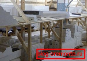 Auf dem Foto - das Lager der fertigen Produkte für die Gestaltung der Fassade Auf dem Foto - das Lager der fertigen Produkte für die Gestaltung der Fassade