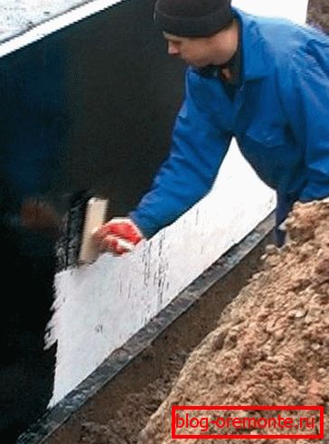 Im Foto - Schutz des Betonfundaments vor Feuchtigkeit Im Foto - Schutz des Betonfundaments vor Feuchtigkeit