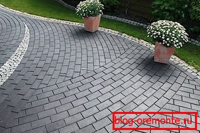 Auf dem Foto - die Verwendung von Betonpflastersteinen Auf dem Foto - die Verwendung von Betonpflastersteinen