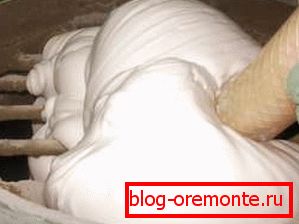 Auf dem Foto - der Schaumbildner von Proteinkomponenten Auf dem Foto - der Schaumbildner von Proteinkomponenten