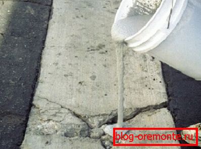 In der Foto - Zement-Kalk-Mischung zum Abdichten von Rissen in Beton In der Foto - Zement-Kalk-Mischung zum Abdichten von Rissen in Beton