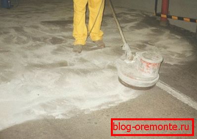 Auf dem Foto ist die Verhärtung des alten Bodens in den Industrieräumen zu sehen Auf dem Foto ist die Verhärtung des alten Bodens in den Industrieräumen zu sehen