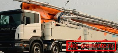 Auf einem Foto - die auf dem SCANIA Auto installierte Pumpe Auf einem Foto - die auf dem SCANIA Auto installierte Pumpe