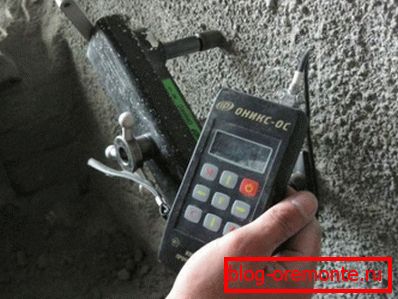 Das Foto zeigt eine Analyse der Eigenschaften von Beton. Das Foto zeigt eine Analyse der Eigenschaften von Beton.