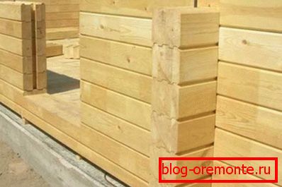 Das Foto zeigt den Prozess des Baus von Wänden aus Furnierschichtholz. Das Foto zeigt den Prozess des Baus von Wänden aus Furnierschichtholz.