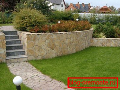 Auf dem Foto der Rückstau aus Beton, mit Stein ausgekleidet. Auf dem Foto der Rückstau aus Beton, mit Stein ausgekleidet.