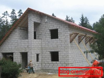 Das Foto zeigt den Bau eines Landhauses aus Porenbetonsteinen. Das Foto zeigt den Bau eines Landhauses aus Porenbetonsteinen.