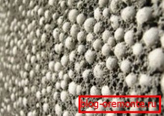 Auf dem Foto - dieses Material ist sehr leicht zu unterscheiden: Polystyrol-Granulat ist in großen Mengen in ihm enthalten