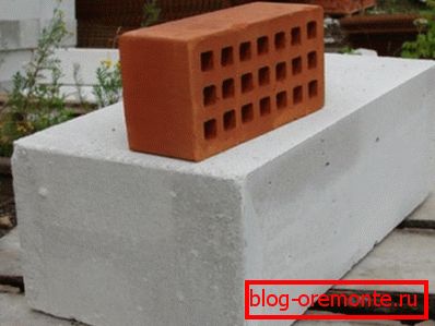 Das Foto zeigt den Unterschied zwischen normalem Ziegelstein und Porenbetonstein. Das Foto zeigt den Unterschied zwischen normalem Ziegelstein und Porenbetonstein.