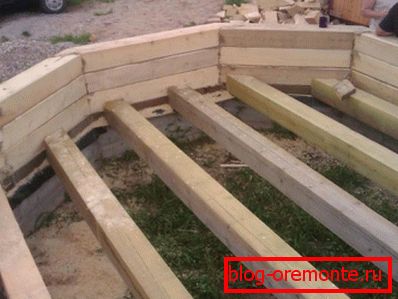 Wandstangen werden auf das fertige Fundament gelegt, und anschließend werden Bodenstämme montiert Wandstangen werden auf das fertige Fundament gelegt, und anschließend werden Bodenstämme montiert