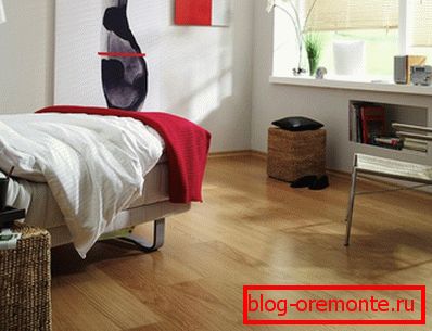 Staub ist auf hellem Laminat weniger sichtbar