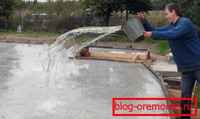 Ein gutes Beispiel, warum Wasser über Beton gegossen wird - so geben Sie ihm die richtige Zeit zum Aushärten Ein gutes Beispiel, warum Wasser über Beton gegossen wird - so geben Sie ihm die richtige Zeit zum Aushärten