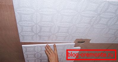 Kleben Sie die Schaumstoffplatten Kleben Sie die Schaumstoffplatten