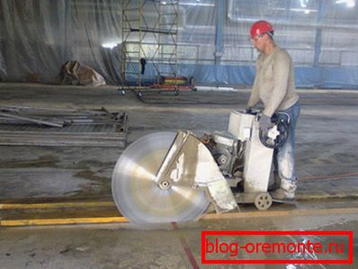 Schneiden der Kompensatoren mit einer Diamantsäge. Schneiden der Kompensatoren mit einer Diamantsäge.