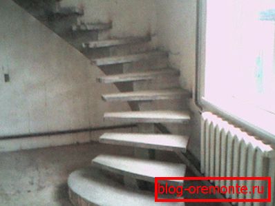 Einige dieser Produkte basieren auf einem robusten Metallrahmen, der eigentlich eine Leiter ist, und nur Stufen und dekorative Elemente werden aus Beton gegossen Einige dieser Produkte basieren auf einem robusten Metallrahmen, der eigentlich eine Leiter ist, und nur Stufen und dekorative Elemente werden aus Beton gegossen