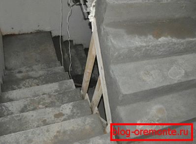 Unfertiges Treppenhaus aus Beton Unfertiges Treppenhaus aus Beton