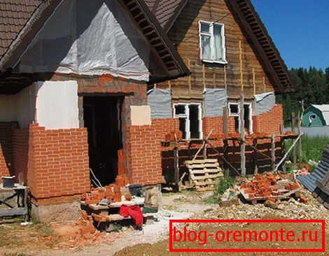 Blick auf das Holzhaus