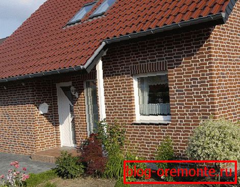 Weiße Fugen zwischen Ziegeln verleihen dem Haus Eleganz