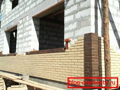 Das Haus aus Porenbetonziegeln gegenüberstellen - die zuverlässigste Art, die Blöcke zu schützen. Das Haus aus Porenbetonziegeln gegenüberstellen - die zuverlässigste Art, die Blöcke zu schützen.