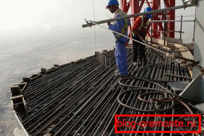 Bitte beachten Sie, dass dies nicht die dritte oder gar die fünfte Etage ist, sondern Beton auch hier über eine spezielle Pumpe geliefert wird. Bitte beachten Sie, dass dies nicht die dritte oder gar die fünfte Etage ist, sondern Beton auch hier über eine spezielle Pumpe geliefert wird.