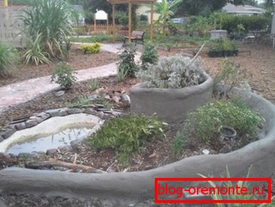 Ursprünglicher Blumengarten aus Beton auf dem Grundstück Ursprünglicher Blumengarten aus Beton auf dem Grundstück