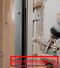 Wir täuschen die Lücke zwischen Rahmen und Hang Wir täuschen die Lücke zwischen Rahmen und Hang