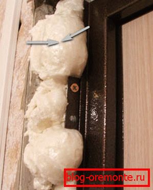 Den Hohlraum zwischen Box und Wand mit Schaum füllen Den Hohlraum zwischen Box und Wand mit Schaum füllen