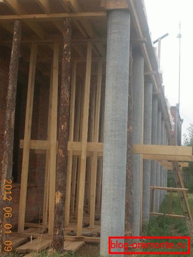 Verschobene Schalung, es ist eine Aussichtsplattform und ein Vordach über der Veranda Verschobene Schalung, es ist eine Aussichtsplattform und ein Vordach über der Veranda