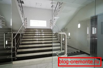 Glasschwingtür in der Bürolobby Glasschwingtür in der Bürolobby