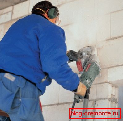 Das Schneiden von Stahlbeton mit Diamantkreisen hilft, Tür- und Fensteröffnungen in den fertigen Stoppeln herzustellen. Das Schneiden von Stahlbeton mit Diamantkreisen hilft, Tür- und Fensteröffnungen in den fertigen Stoppeln herzustellen.
