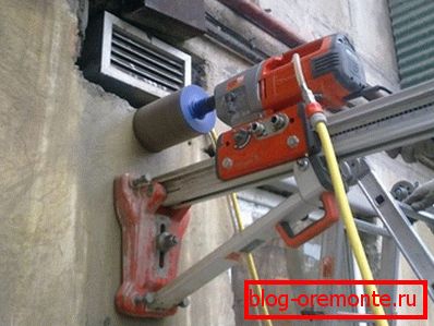 Professionelle Ausrüstung zum Bohren von Löchern in Beton Professionelle Ausrüstung zum Bohren von Löchern in Beton