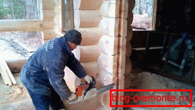 Ausschnittöffnung in einem Holzhaus Ausschnittöffnung in einem Holzhaus
