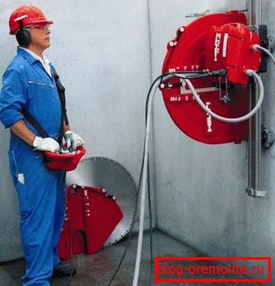 Schneiden einer Betonmauer mit einer Diamantscheibe Schneiden einer Betonmauer mit einer Diamantscheibe