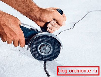 Große Risse im Estrich reparieren