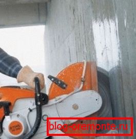 Manuelles Schneiden von Stahlbeton mit Diamantkreisen Manuelles Schneiden von Stahlbeton mit Diamantkreisen