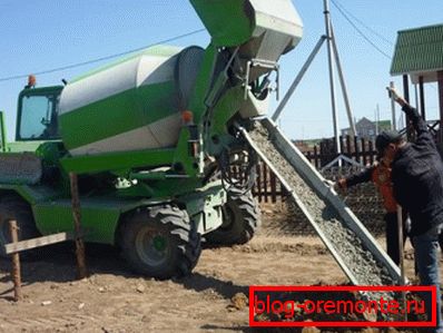 Selbstfahrender Betonmischer unter Entladung Selbstfahrender Betonmischer unter Entladung