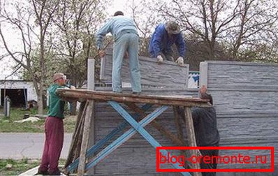 Selbstmontage von Betonplatten mit Assistenten Selbstmontage von Betonplatten mit Assistenten