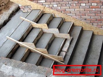 Die unabhängige Herstellung einer Treppe erfordert die vorherige Erstellung der Schalung und die Arbeit eines Bündels mit den tragenden Elementen des Gebäudes. Die unabhängige Herstellung einer Treppe erfordert die vorherige Erstellung der Schalung und die Arbeit eines Bündels mit den tragenden Elementen des Gebäudes.