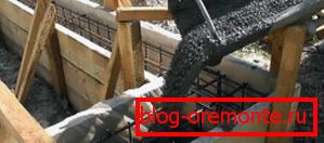 Der nächste Schritt ist die Verstärkung. Verwenden Sie dazu ein spezielles Verstärkungsnetz oder spezielle Stahlstangen, aus denen der Metallrahmen hergestellt wird. Durch die Verstärkung können Sie die Festigkeit der Betonkonstruktion erhöhen. Der letzte Schritt ist das direkte Gießen. Schalungen müssen gleichmäßig mit Mörtel gefüllt werden. In diesem Fall können Vibratoren zum Verdichten des Mörtels verwendet werden. Einige Tage nach dem Eingießen wird die herausnehmbare Schalung demontiert. Gießvorgang
