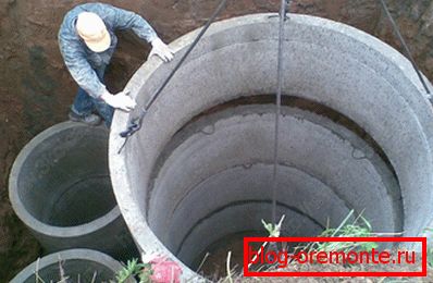 Abflussgrube von Betonringen gewährleistet die Erhaltung und Filtration des Abwassers Abflussgrube von Betonringen gewährleistet die Erhaltung und Filtration des Abwassers