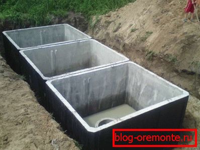 Bau eines Drei-Kammer-Abwassertanks aus Beton. Bau eines Drei-Kammer-Abwassertanks aus Beton.